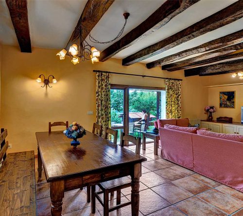 Detalle-salขn-planta-baja-Casa-rural-con-encanto-Pedronea-en-el-valle-de-Ultzama-Navarra-1